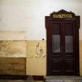 Sulla destra � per� ancora presente l�originale porta di accesso ai locali del custode, colui che si occupava di vigilare l�entrata e l�uscita degli alunni...